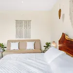 Luxury Studio - Stunning Pool View & Amenities