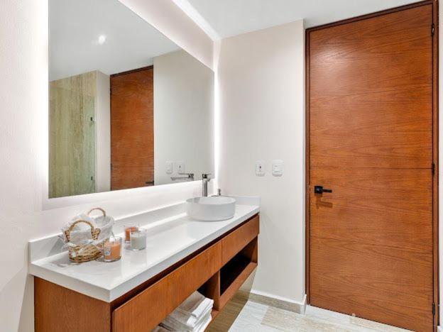 Luxury - Stunning Pool View & Amenities Apartment *