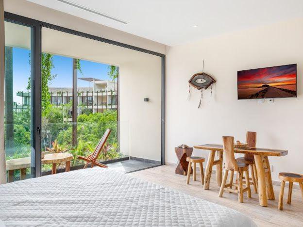 Luxury - Stunning Pool View & Amenities Apartment *